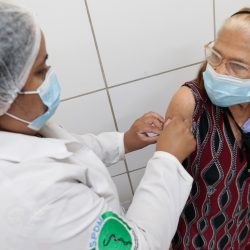 Vacinação de idosos: Prefeitura convida população acima de 60 anos para atualizar cartão de vacina